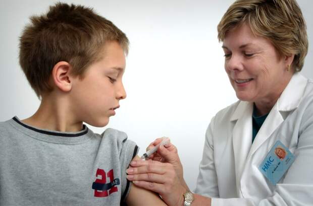 В России заявили о намерении вакцинировать детей от коронавируса назальным препаратом