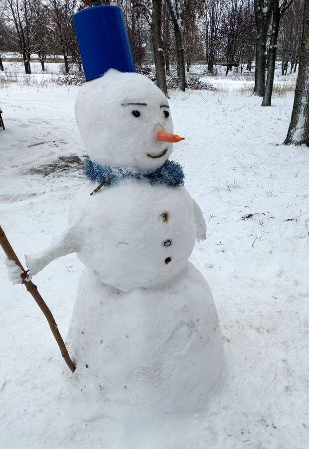 Девочки с магазина сделали снеговика на Текстильщике, 3 дня простоял