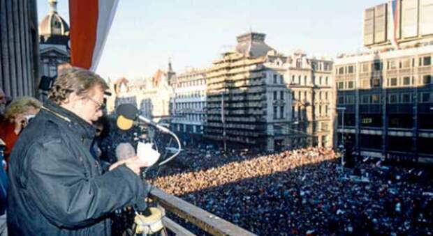 Митинг.png Вацлав Гавел выступает на митинге в Праге. 1989 год.