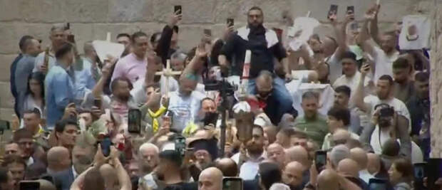 В храме Гроба Господня сошёл Благодатный огонь - кадры