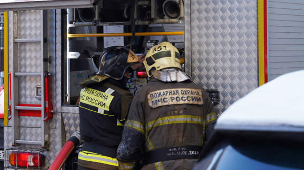 На севере Москвы загорелось здание офисного центра