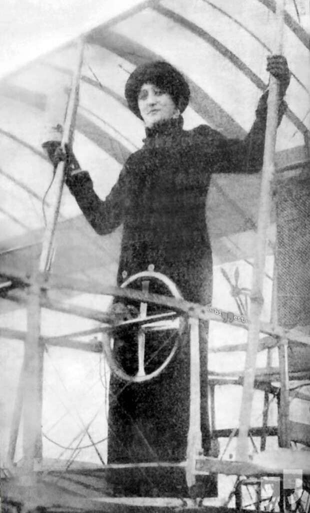 Раймонда де Ларош - одна из первых лётчиц. CC0