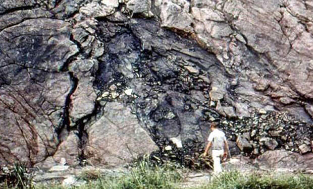 Природный ядерный реактор в Африке. Геологи дают оценку в 2 миллиарда лет, и он уже включался в прошлом