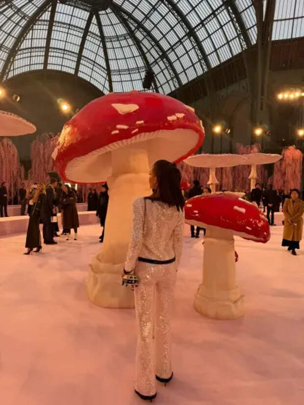 Инесса Шевчук на показе Chanel