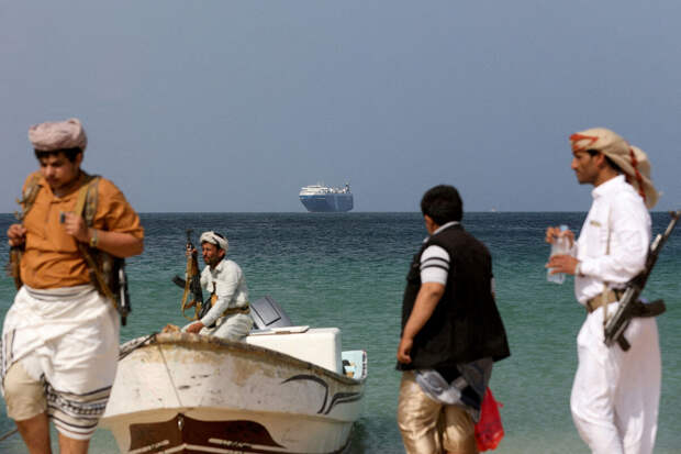 Reuters: у берегов Йемена после ракетного удара загорелся нефтяной танкер