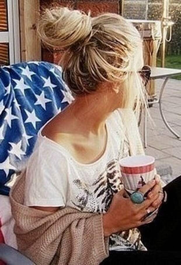 Блондинка в кафе без лица