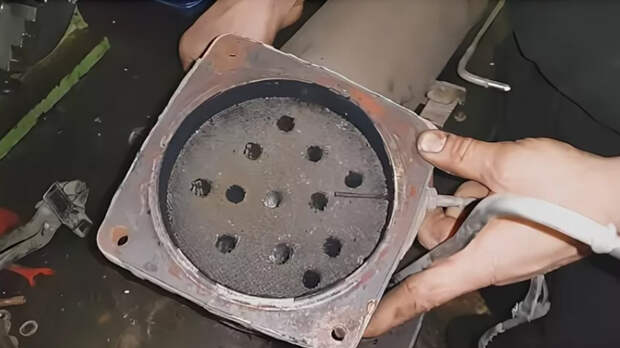 Водители просверливают катализатор ради небольшого прироста мощности — но рискуют мотором