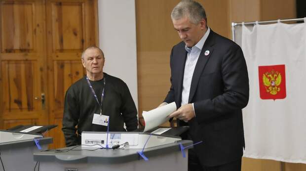 Глава Крыма Сергей Аксенов голосует на президентских выборах