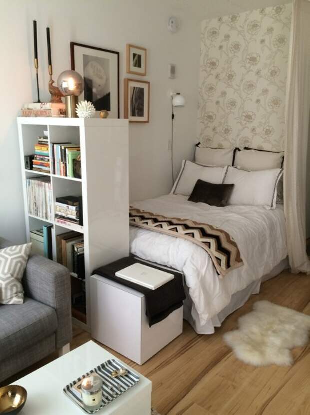 Правильное оформление спального места в гостиной комнате - камень преткновения для многих домовладельцев и даже профессиональных дизайнеров.