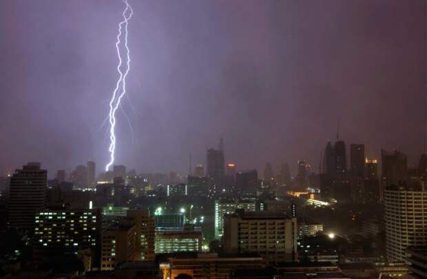 Вспышки молнии в Бангкоке, Таиланд, 24 мая 2010 года. (REUTERS/Yannis Behrakis)