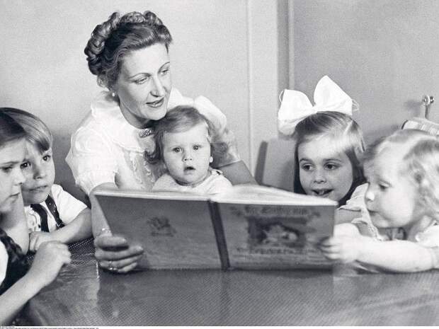 Magda Goebbels mit ihren Kindern ( von links ) : Helga, Hellmuth, Hedda, Hilde und Holde Magda Goebbels mit ihren Kindern ( von links ) : Helga, Hellmuth, Hedda, Hilde und Holde