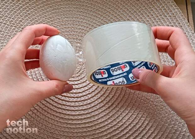 Варёные яйца чистит проще если наклеить на них скотч / Изображение: дзен-канал technotion