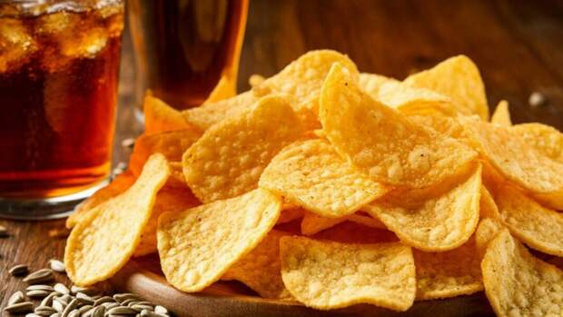 Семечки, чипсы и покупные соки — стоматолог рассказала, что вредит зубам