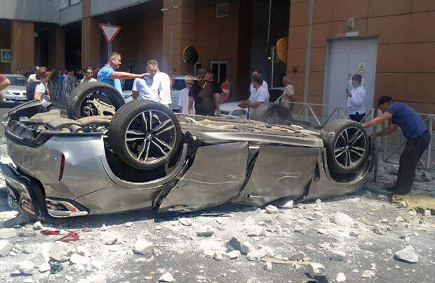 Автомобиль упал с многоэтажной парковки в Краснодаре, погибли три человека