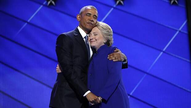 Президент США Барак Обама и кандидат в президенты Хиллари Клинтон во время общенационального съезда Демократической партии в Филадельфии. 27 июля 2016