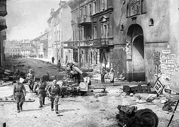 11 июля 1944 г. Вильнюс. Тяжёлая артиллерия стояла прямо на перекрёстках города. Фото © Минобороны России