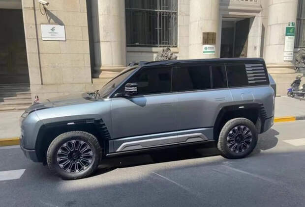 Электрический внедорожник BYD YangWang U8 замечен на улицах Шанхая без камуфляжа