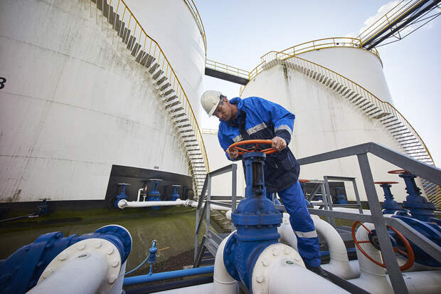 Власти России начали реагировать на падение нефтегазовых доходов