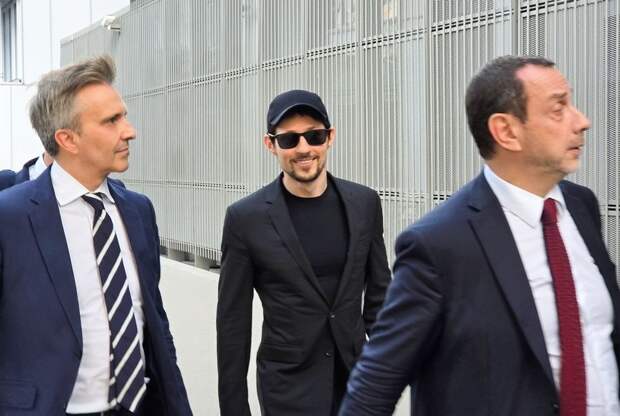 Павел Дуров (в центре)