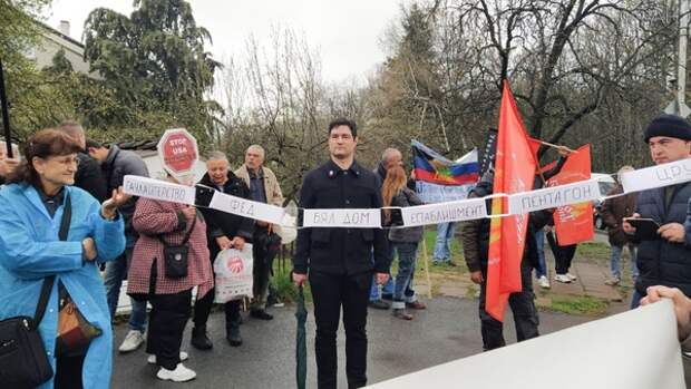 Под песню «Священная война» болгары скандировали «НАТО вон» у посольства США. Колонка Владимира Тулина