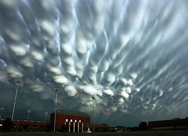 Это довольно редкое природное явление называется «вымяподобные облака» невероятное, удивительное, фото