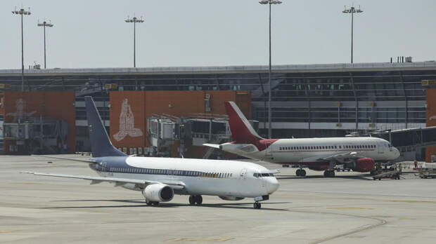 Шесть человек пострадали при возгорании двигателя самолета в Индии