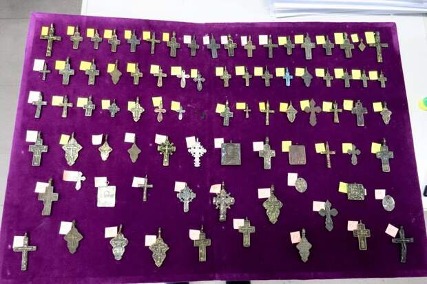 В Хабаровске пресекли попытку вывоза в Китай икон, крестов и монет Российской империи