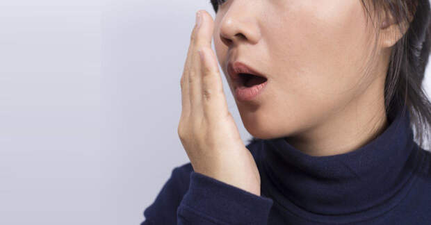 Парочка действенных способов, которые избавят от запаха чеснока без чистки зубов