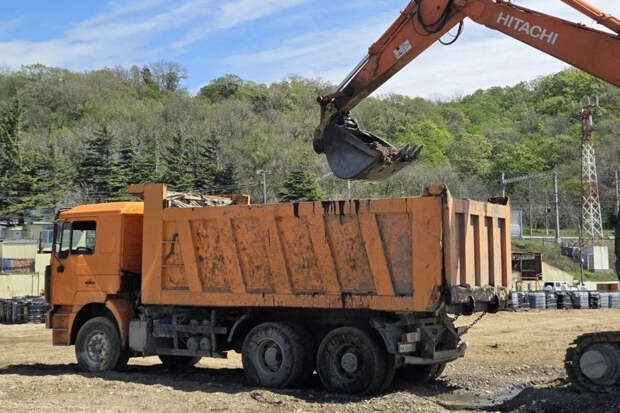 С трех участков в Туапсе вывезли 4165 кубометров загрязненного грунта