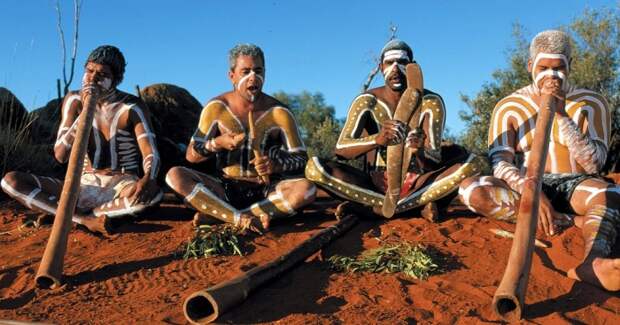 Большая часть аборигенов не обучена грамоте. /Фото:taylrrenee.com