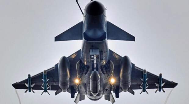 Лёгкий китайский истребитель J-10C с полным набором вооружения. На сегодня это один из самых массово выпускаемых боевых самолётов на планете. Фото ВВС НОАК