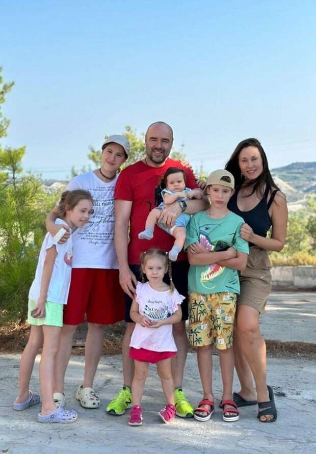 Роман и Елена Товстик с детьми. Фото: соцсети
