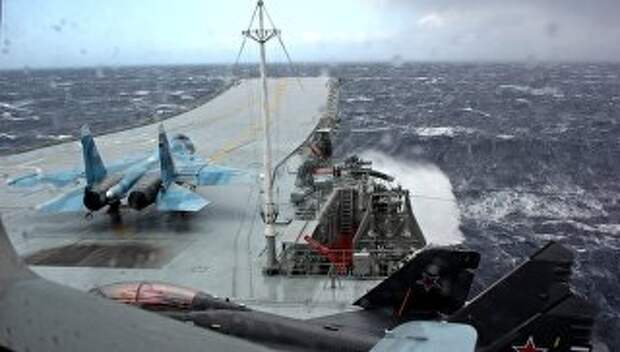 Истребитель МиГ-29К на палубе тяжелого авианесущего крейсера Адмирал Кузнецов в Средиземном море
