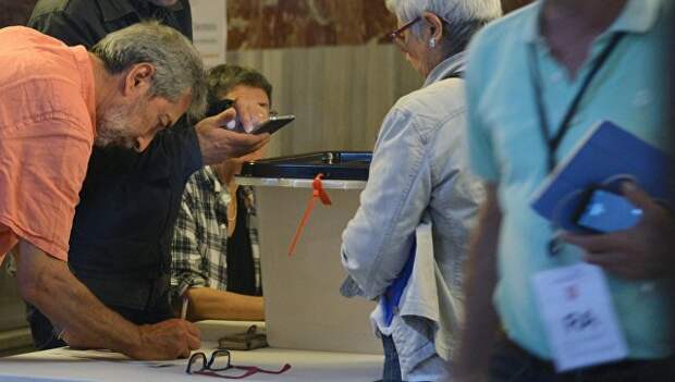 Голосование на избирательном участке в Барселоне во время референдума о независимости Каталонии. 1 октября 2017