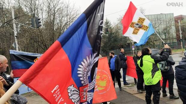Под песню «Священная война» болгары скандировали «НАТО вон» у посольства США. Колонка Владимира Тулина