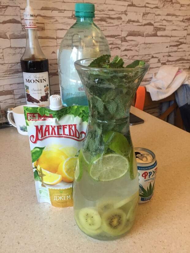 Фото к рецепту: Лимонад с киви, соком алоэ и джемом «махеевъ» #кусочки лета