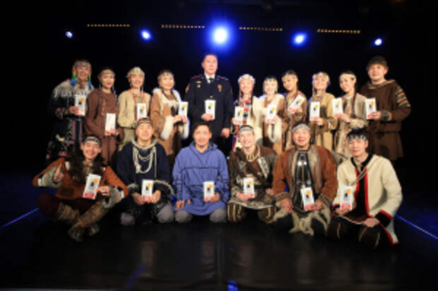 В Якутии полицейские встретились с коллективом театра коренных малочисленных народов Севера и провели профилактическую беседу на эвенском языке