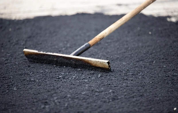 В Туле на Октябрьской улице ремонтируют дорогу