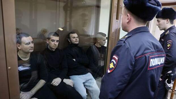 Задержанные украинские моряки Василий Сорока, Андрей Артеменко, Олег Мельничук и Андрей Эйдер в Московском городском суде