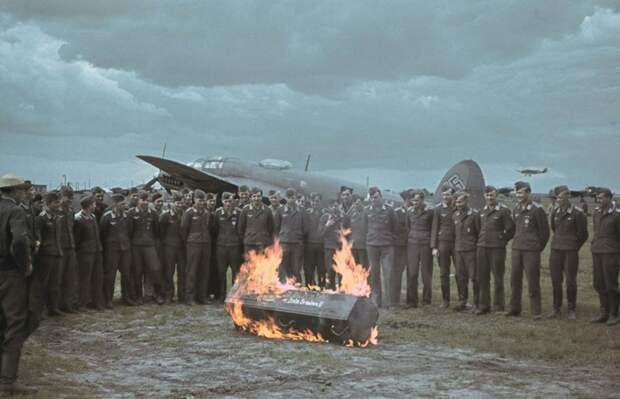 На похоронах немецкого летчика. 
