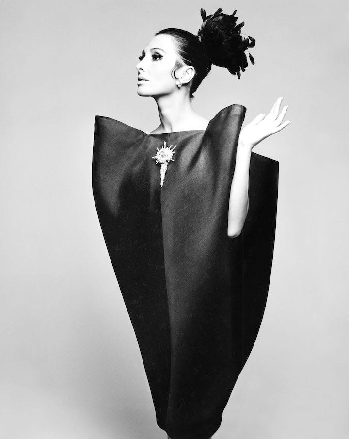Платье-«конверт» Balenciaga в съемке Harper's Bazaar, июнь 1967