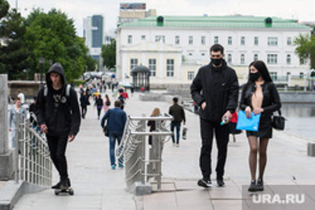 Пятьдесят шестой день вынужденных выходных из-за ситуации с распространением коронавирусной инфекции CoVID-19. Екатеринбург, люди на улице, масочный режим, covid-19, covid19, коронавирус, режим самоизоляции