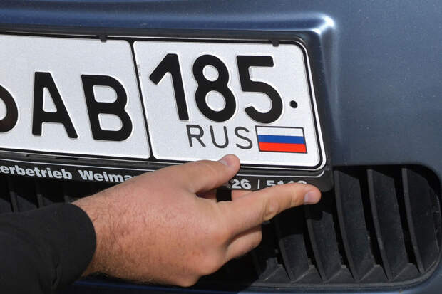 "Коммерсант": МВД хочет сделать обязательным флаг РФ на автомобильных номерах