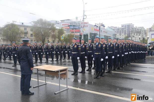 Рязанцы встретили десантников, принимавших участие в Параде Победы на Красной площади