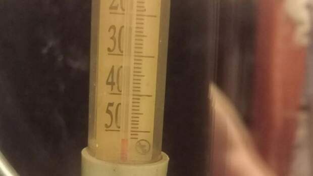 До -52. Жители Алтайского края показали фото застывших термометров