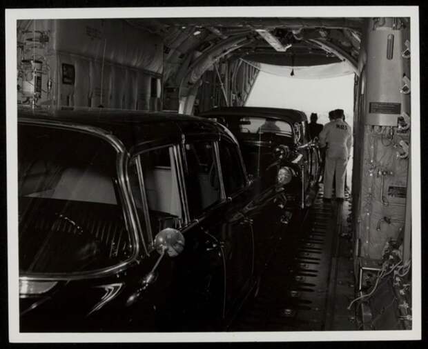 Cadillac'и на борту С-130 готовы к отправке на базе Эндрюс, 1964 г. cadillac, кортеж, правительственный автомобиль