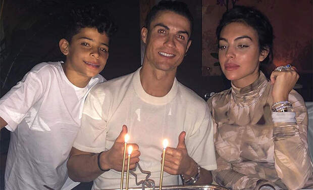 Криштиану Роналду отметил день рождения на сюрприз-вечеринке с Джорджиной Родригес и друзьями