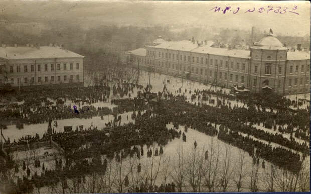 ploshhad-novosobornaya-v-den-perezahoroneniya-zhertv-kolchakovtsev-22-yanvarya-1920-g-png