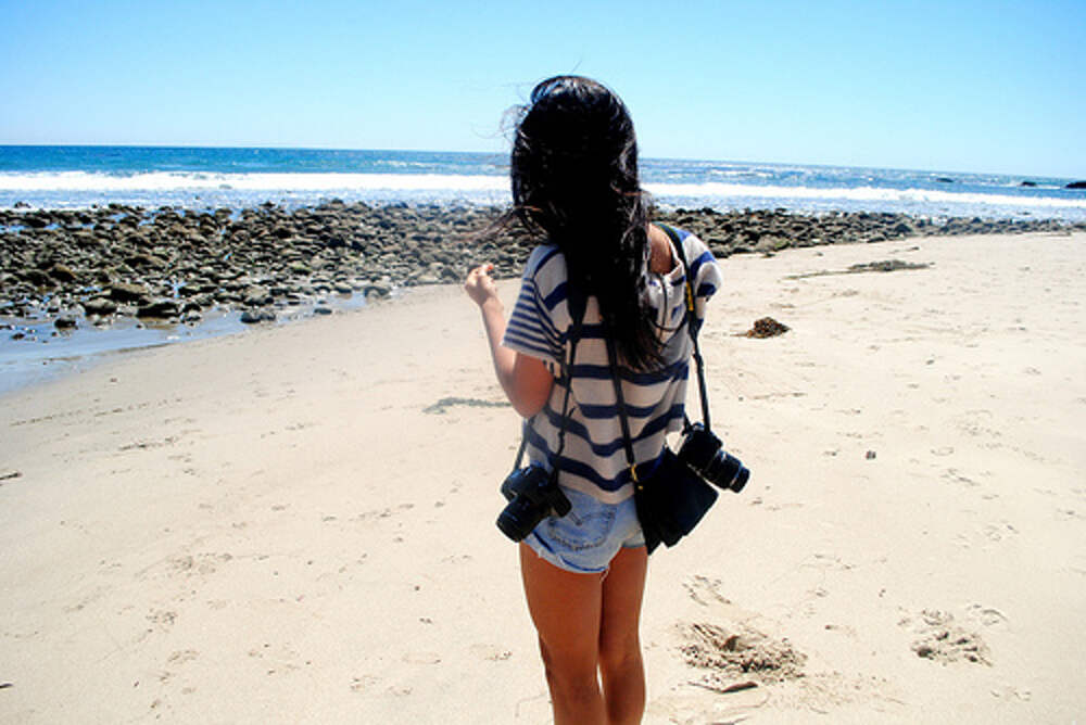 Фото девушки спиной у моря брюнетка