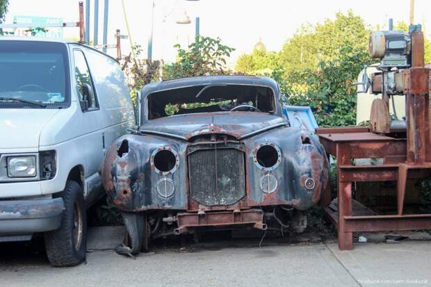 Что-то похожее на останки старого Роллс-Ройса. Предполагаю, что это Rolls Royce Phantom годов 50-х. Кто-нибудь может сказать точнее? Сфотографировал в городке Патерсон, штат Нью-Джерси. нью-йорк, олдтаймер, ретро автомобили